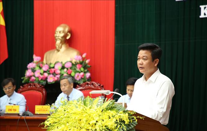 Ông Trần Quốc Tuấn, Giám đốc Sở Nông nghiệp và Môi trường tỉnh Quảng Trị, trả lời chất vấn tại kỳ họp. Ảnh: Nguyên Linh-TTXVN