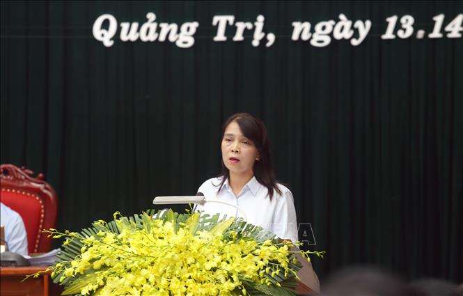 Bà Lê Thị Thanh, Giám đốc Sở Nội vụ tỉnh Quảng Trị, trả lời chất vấn tại kỳ họp. Ảnh: Nguyên Linh-TTXVN