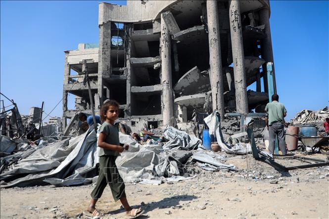 Tòa nhà bị phá hủy sau cuộc không kích của Israel xuống Dải Gaza. Ảnh: THX/TTXVN