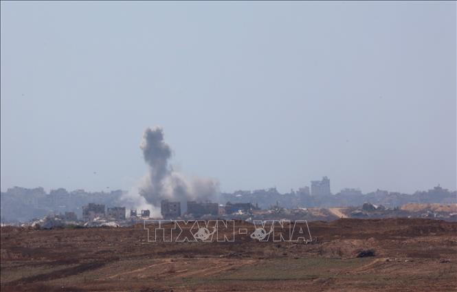 Khói bốc lên sau cuộc không kích của Israel xuống Dải Gaza. Ảnh: THX/TTXVN