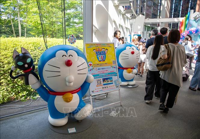 Tượng Doraemon trước cửa toà nhà TV Asahi. Ảnh: Xuân Giao – TTXVN tại Nhật Bản