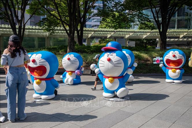 Mỗi bức tượng mang một biểu cảm hoặc đạo cụ khác nhau từ bộ truyện khiến du khách thích thú. Ảnh: Xuân Giao – TTXVN tại Nhật Bản