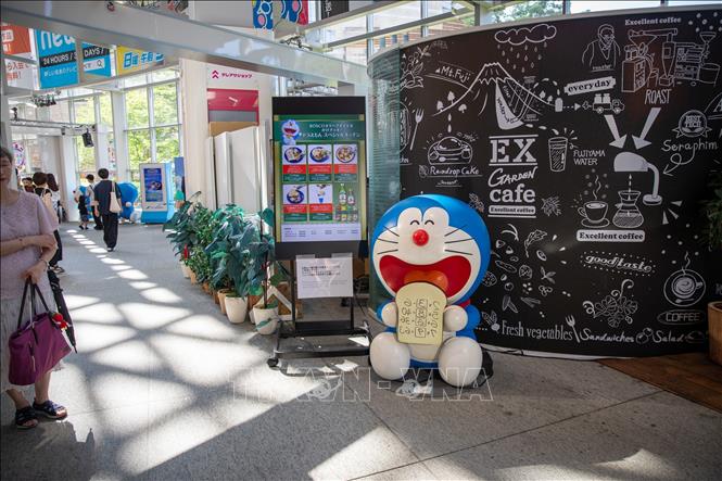 Mô hình Doraemon chuẩn bị ăn 