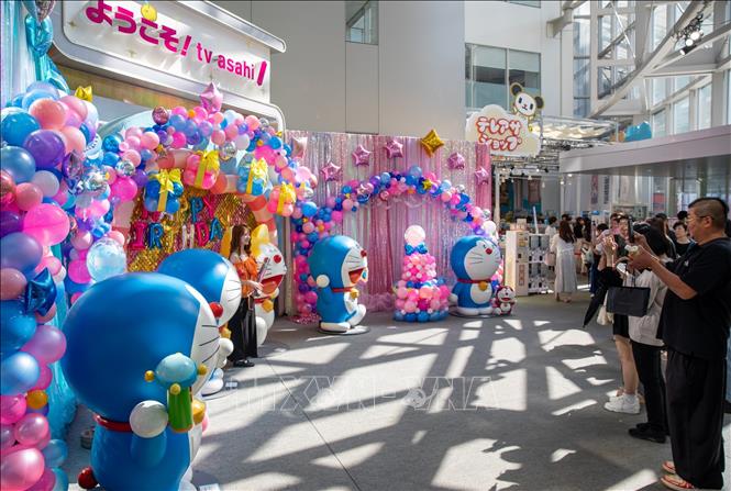 Đông đảo du khách chụp ảnh tại khu vực chúc mừng sinh nhật Doraemon theo bộ truyện là 3/9 sắp tới. Ảnh: Xuân Giao – TTXVN tại Nhật Bản