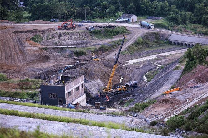 Các hạng mục công trình Hồ Cánh Tạng đang được đẩy nhanh tiến độ thi công. Ảnh: Trọng Đạt - TTXVN