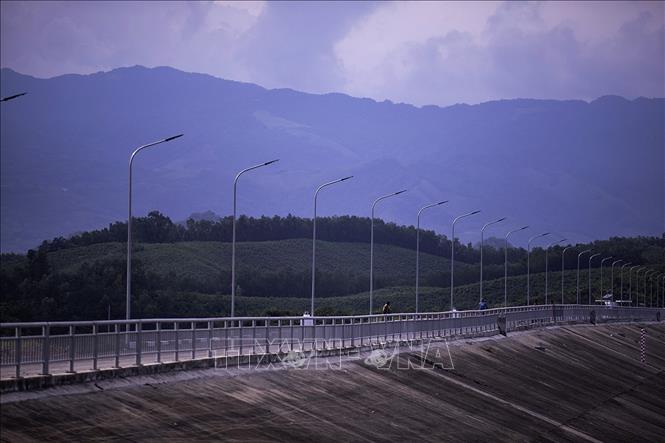 Hồ Cánh Tạng có đập chính cao 54,9m, dài 838,3m; đập phụ cao 37,5m, dài 131m, lưu lượng tràn 1.150m3/s. Ảnh: Trọng Đạt - TTXVN