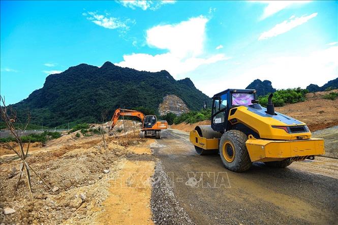 Các đơn vị thi công khẩn trương hoàn thiện các hạng mục cảnh quan trên thân đập. Ảnh: Trọng Đạt - TTXVN