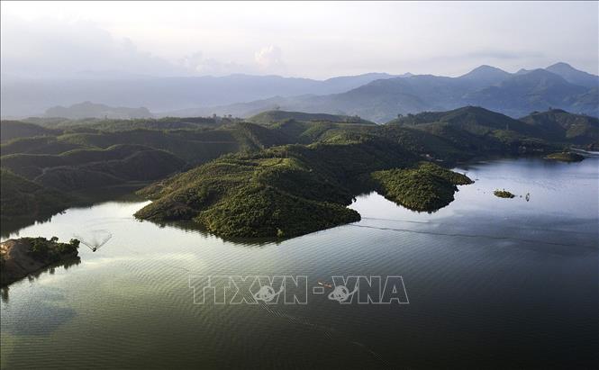 Hồ Cánh Tạng là hồ chứa nước ngọt lớn thứ 2 sau hồ thủy điện sông Đà. Ảnh: Trọng Đạt - TTXVN


