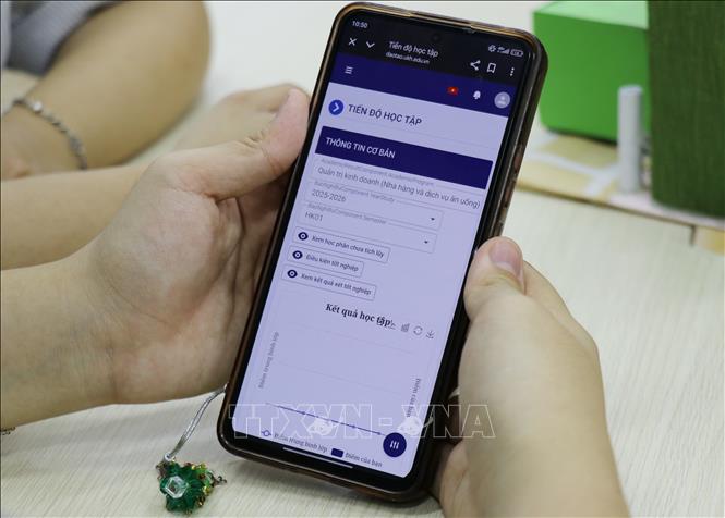 Ứng dụng app My UKH tích hợp với hệ thống thông tin quản lý đại học của trường Đại học Khánh Hòa mang đến sự thuận tiện tối đa cho sinh viên trong sử dụng các dịch vụ và tiện ích của nhà trường. Ảnh: Nguyễn Thành – TTXVN