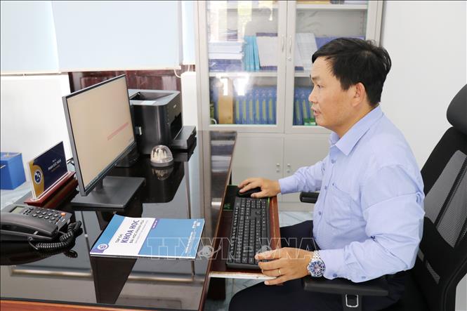 Tiến sĩ Phan Đức Ngại, Trưởng Phòng Khoa học Công nghệ và Hợp tác đối ngoại (trường Đại học Khánh Hòa) đăng bài nghiên cứu trên Tạp chí Khoa học Đại học Khánh Hòa để phục vụ công tác nghiên cứu, trao đổi học thuật và giảng dạy. Ảnh: Nguyễn Thành – TTXVN
