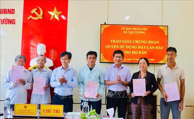 Lãnh đạo xã Vạn Tường trao giấy chứng nhận cho người dân. Ảnh: TTXVN