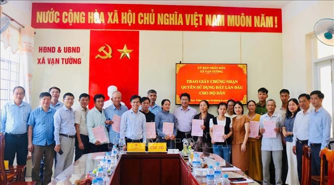 Lãnh đạo xã Vạn Tường trao giấy chứng nhận cho người dân. Ảnh: TTXVN