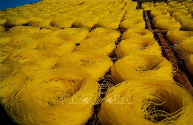 Bún, bánh tráng được rải trên khay và phơi dưới nắng. Ảnh: Khánh Hoà – TTXVN 
