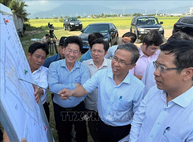 Ông Trần Hòa Nam, Phó Chủ tịch UBND tỉnh Khánh Hòa cùng lãnh đạo các sở, ngành kiểm tra thực địa tại các địa phương có dự án đi qua. Ảnh: TTXVN phát