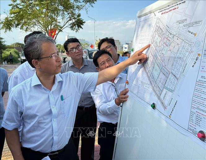 Ông Trần Hòa Nam, Phó Chủ tịch UBND tỉnh Khánh Hòa cùng lãnh đạo các sở, ngành kiểm tra thực địa tại các địa phương có dự án đi qua. Ảnh: TTXVN phát