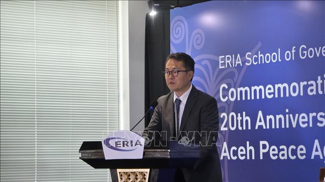 Giáo sư Nobuhiro Aizawa, Hiệu trưởng Trường Quản trị công ERIA phát biểu khai mạc diễn đàn. Ảnh: Minh Thái - PV TTXVN tại Indonesia