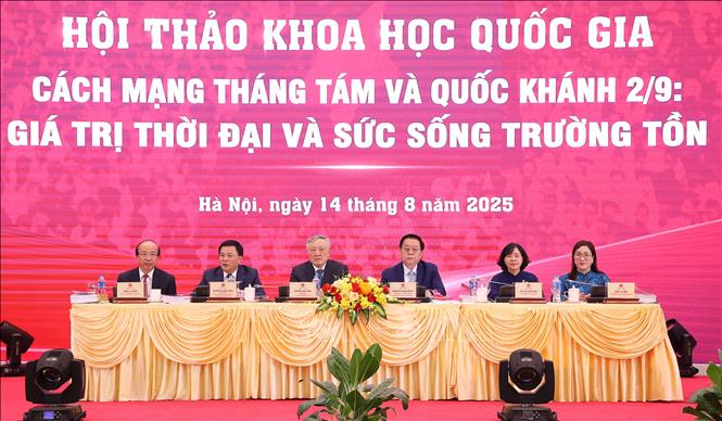 Các đại biểu chủ trì hội thảo. Ảnh:Văn Điệp - TTXVN