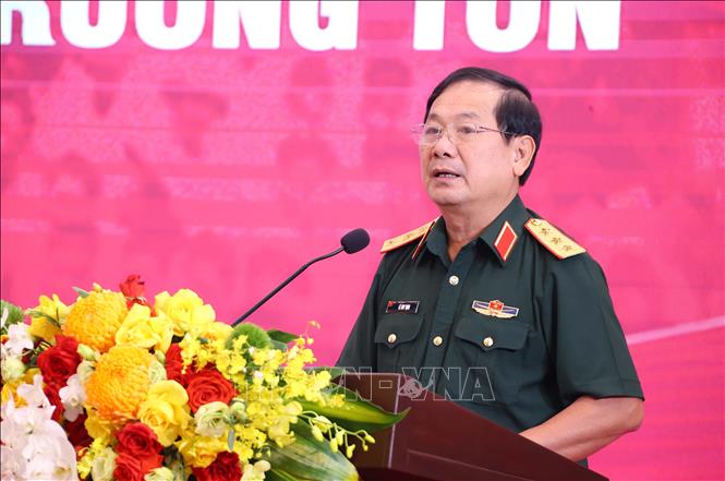 Thượng tướng, TS Lê Huy Vịnh, Ủy viên Trung ương Đảng, Thứ trưởng Bộ Quốc phòng trình bày tham luận tại hội thảo. Ảnh:Văn Điệp – TTXVN