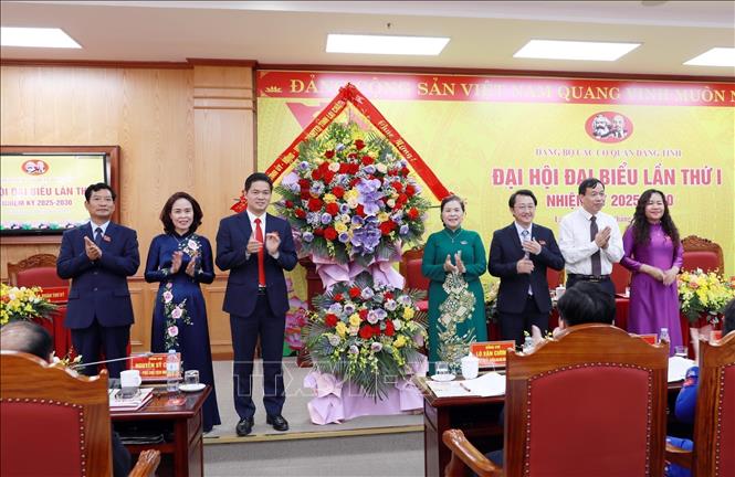 Ủy viên Trung ương Đảng, Bí thư Tỉnh ủy Lai Châu Giàng Páo Mỷ tặng hoa chúc mừng Đại hội. Ảnh: Quý Trung – TTXVN