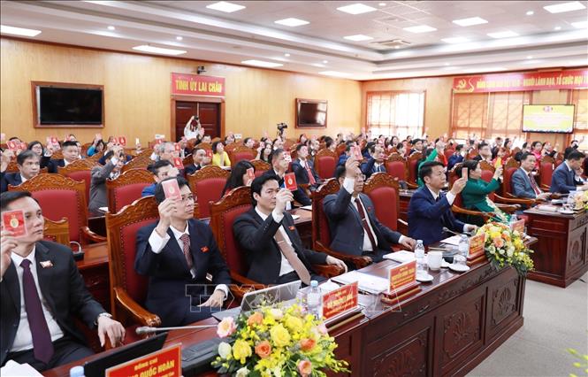 Đại biểu biểu quyết thông qua dự thảo Nghị quyết Đại hội. Ảnh: Quý Trung – TTXVN
