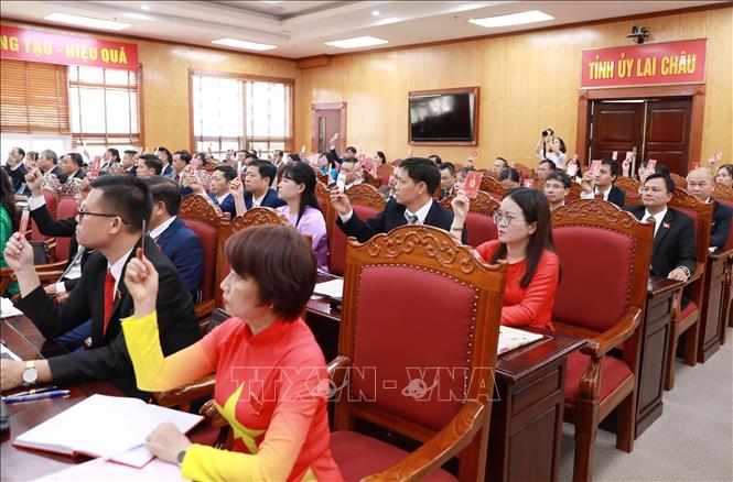 Đại biểu biểu quyết thông qua dự thảo Nghị quyết Đại hội. Ảnh: Quý Trung – TTXVN