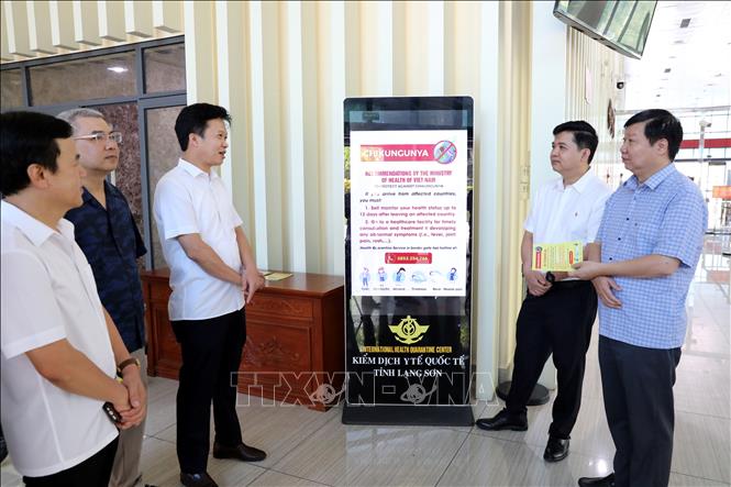 Đoàn công tác của Cục Phòng bệnh, Bộ Y tế giám sát công tác phòng, chống dịch Chikungunya tại khu vực xuất nhập cảnh, cửa khẩu quốc tế Hữu Nghị, tỉnh Lạng Sơn. Ảnh: Văn Đạt - TTXVN