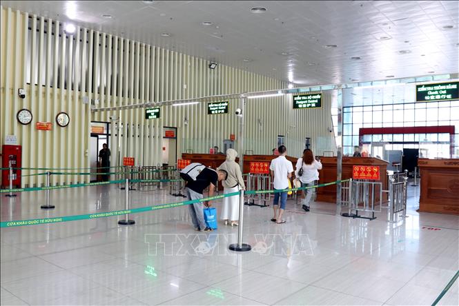 Khách du lịch được phân luồng, kiểm soát chặt chẽ khi xuất nhập cảnh qua cửa khẩu quốc tế Hữu Nghị, tỉnh Lạng Sơn. Ảnh: Văn Đạt - TTXVN