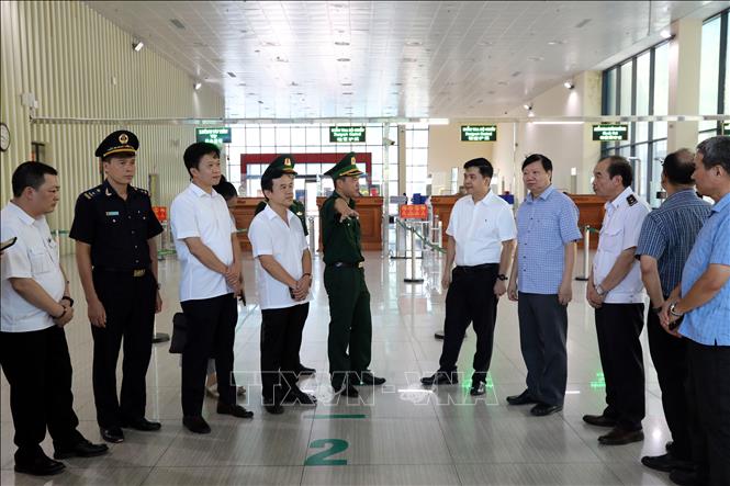 Đoàn công tác của Cục Phòng bệnh, Bộ Y tế giám sát công tác phòng, chống dịch Chikungunya tại khu vực xuất nhập cảnh, cửa khẩu quốc tế Hữu Nghị, tỉnh Lạng Sơn. Ảnh: Văn Đạt - TTXVN
