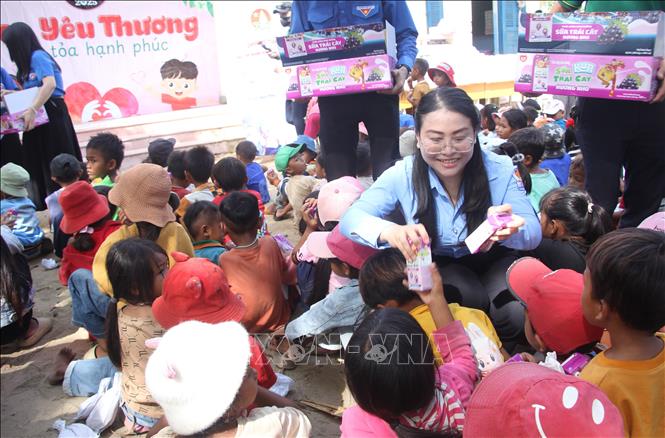 Chị Huỳnh Thị Như Ý, Phó Bí thư Tỉnh đoàn, Chủ tịch Hội đồng Đội tỉnh Khánh Hòa phát sữa cho các em thiếu nhi. Ảnh: Phan Sáu - TTXVN