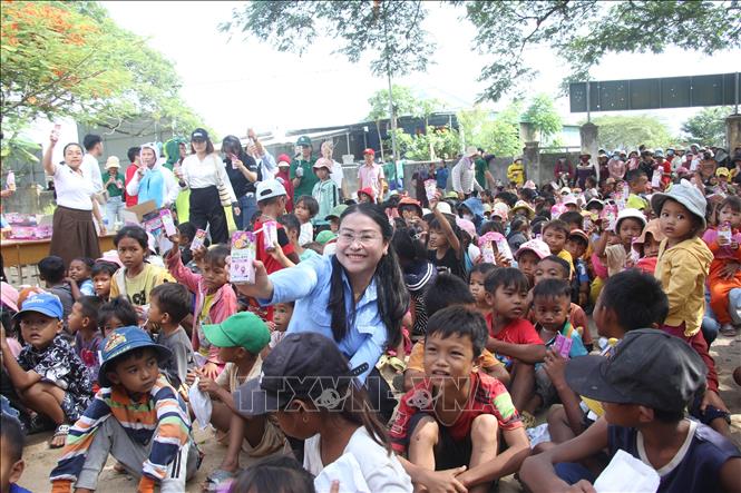 Trẻ em Raglai tham gia uống sữa vui tại chương trình. Ảnh: Phan Sáu - TTXVN