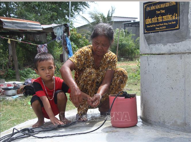 Người dân xóm Suối Hai, tổ dân phố Giải Phóng, phường Ba Ngòi, tỉnh Khánh Hòa được thụ hưởng nước sạch từ giếng đào do Hành trình 
