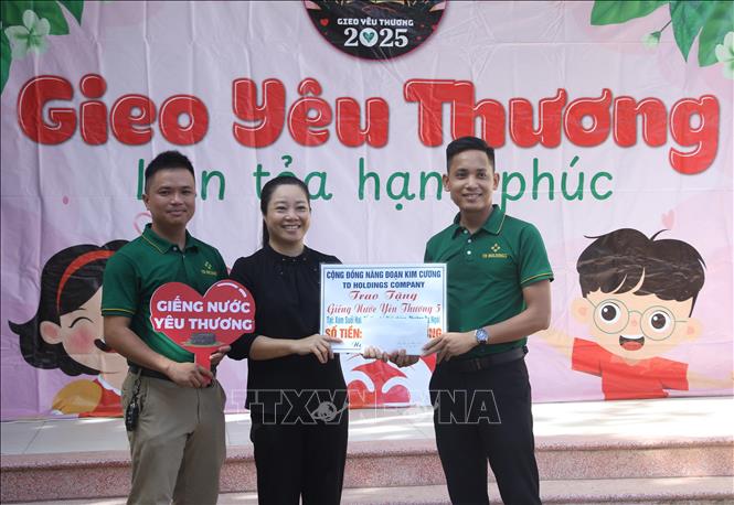 Đại diện các đơn vị, nhà tài trợ, trao bảng tượng trưng hỗ trợ làm giếng nước ngọt cho người dân Suối Hai, tổ dân phố Giải Phóng, phường Ba Ngòi, tỉnh Khánh Hòa. Ảnh: Phan Sáu - TTXVN