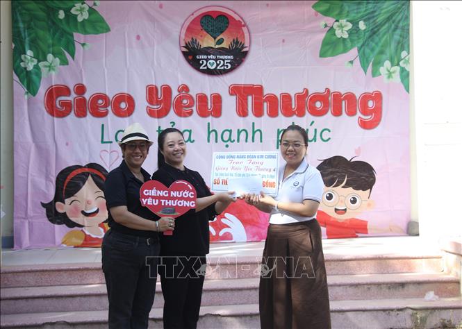 Đại diện các đơn vị, nhà tài trợ, trao bảng tượng trưng hỗ trợ làm giếng nước ngọt cho người dân Suối Hai, tổ dân phố Giải Phóng, phường Ba Ngòi, tỉnh Khánh Hòa. Ảnh: Phan Sáu - TTXVN