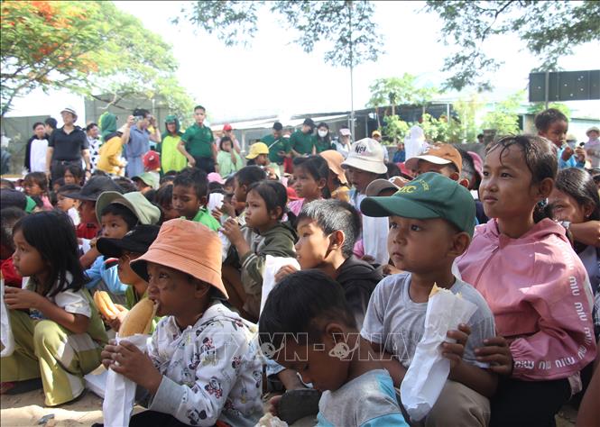 Trẻ em Raglai ở vùng xóm Suối Hai, tổ dân phố Giải Phóng, phường Ba Ngòi, tỉnh Khánh Hòa được phát bánh miễn phí từ chương trình Hành trình 