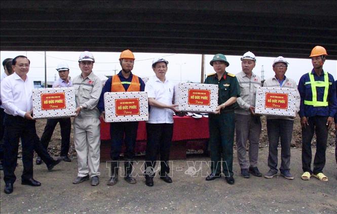 Phó Thủ tướng Hồ Đức Phớc tặng quà cho nhà thầu Dự án thành phần 1, cao tốc Biên Hòa - Vũng Tàu. Ảnh: Công Phong - TTXVN