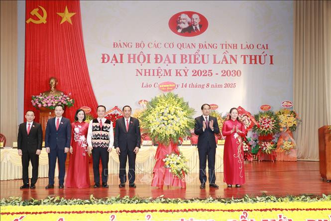 Thường trực Tỉnh ủy Lào Cai tặng hoa chúc mừng Đại hội. Ảnh: Tuấn Anh - TTXVN