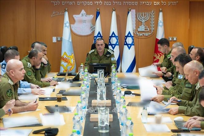 Tổng tham mưu trưởng Lực lượng Phòng vệ Israel (IDF), Trung tướng Eyal Zamir (giữa, phía xa) chủ trì cuộc họp các quan chức an ninh nước này nhằm phê duyệt khuôn khổ chính của kế hoạch tác chiến tại Dải Gaza. Ảnh: THX/TTXVN