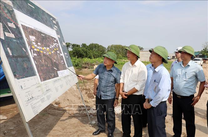 
Đại diện Sở Xây dựng Hưng Yên báo cáo tiến độ thực  hiện dự án. Ảnh: Thế Duyệt – TTXVN
