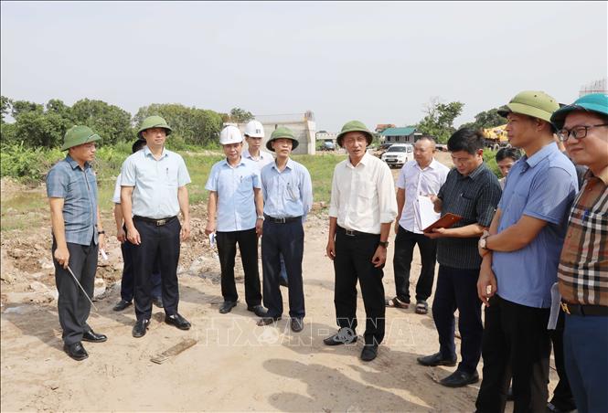 Phó Chủ tịch UBND tỉnh Hưng Yên Nguyễn Hùng Nam (áo trắng, ở giữa) kiểm tra tiến độ triển khai dự án đường Tân Phúc - Võng Phan. Ảnh: Thế Duyệt – TTXVN