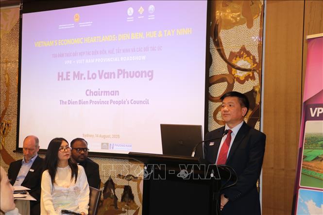 Chủ tịch Hội đồng Nhân dân Tỉnh Điện Biên, ông Lò Văn Phương, giới thiệu tiềm năng và thế mạnh của tỉnh Điện Biên tại tọa đàm (Ảnh: Thanh Tú - PV TTXVN tại Australia)