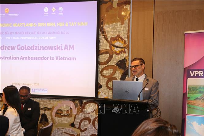 Cựu Đại sứ Australia tại Việt Nam, ông Andrew Goledzinowski phát biểu tại tọa đàm (Ảnh: Thanh Tú - PV TTXVN tại Australia)