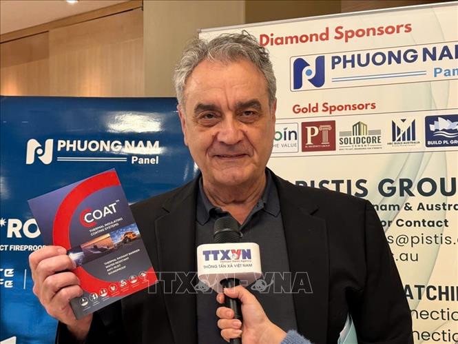 Ông Serge Popovic – Giám đốc Công ty C-Coat Insulation Australia Pty Ltd - trả lời phỏng vấn của phóng viên TTXVN bên lề buổi tọa đàm. (Ảnh: Văn Linh - PV TTXVN tại Australia)