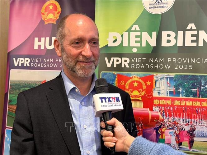 Ông Nigel Palmer - Giám đốc Chính sách cấp cao phụ trách kỹ năng và giáo dục của tổ chức Business New South Wales - trả lời phỏng vấn của phóng viên TTXVN. (Ảnh: Văn Linh - PV TTXVN tại Australia)