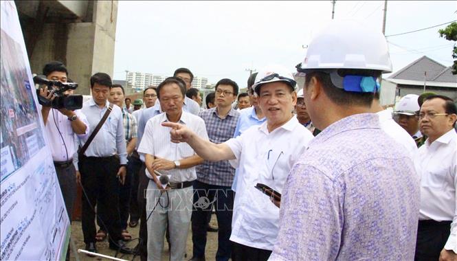 Phó Thủ tướng Hồ Đức Phớc kiểm tra tiến độ thi công Dự án thành phần 1, cao tốc Biên Hòa - Vũng Tàu qua bản đồ. Ảnh: Công Phong - TTXVN