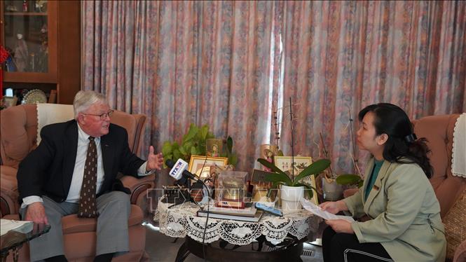 Giáo sư Carl Thayer – chuyên gia nghiên cứu nổi tiếng về Việt Nam tại Học viện Quốc phòng Australia, Đại học New South Wales -trả lời phỏng vấn của phóng viên TTXVN. Ảnh: Lê Đạt - PV TTXVN tại Australia