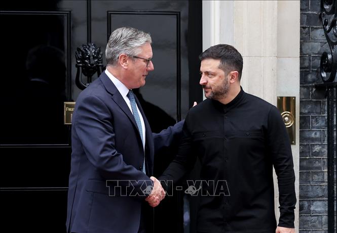 Thủ tướng Anh Keir Starmer (trái) và Tổng thống Ukraine Volodymyr Zelensky tại cuộc gặp ở London ngày 14/8/2025. Ảnh: THX/TTXVN