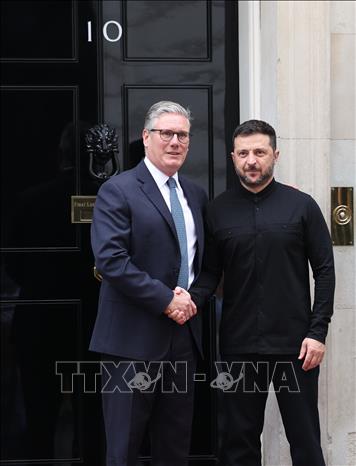 Thủ tướng Anh Keir Starmer (trái) và Tổng thống Ukraine Volodymyr Zelensky tại cuộc gặp ở London ngày 14/8/2025. Ảnh: THX/TTXVN
