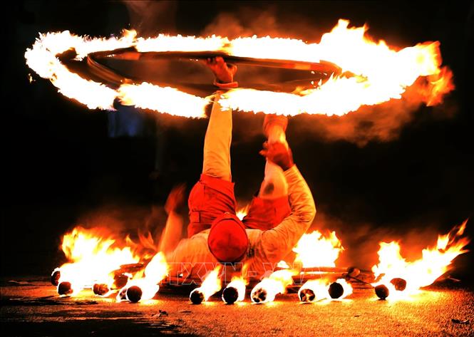 Lễ hội Esala Perahera (lễ hội rước xá lợi răng Phật) là một trong những lễ hội Phật giáo truyền thống lớn nhất ở Sri Lanka, với lịch sử hơn 1000 năm. Lễ hội được tổ chức vào tháng 7 - 8 hàng năm ở Kandy, cách thủ đô Colombo khoảng 130 km, thu hút người dân và du khách tham gia. Ảnh: THX/TTXVN