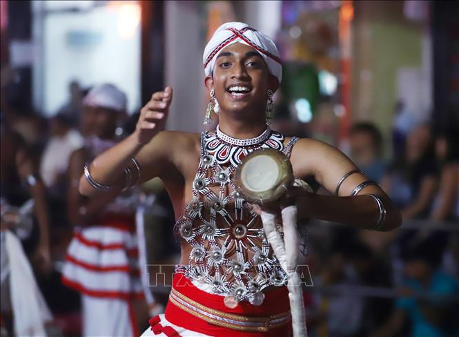 Lễ hội Esala Perahera (lễ hội rước xá lợi răng Phật) là một trong những lễ hội Phật giáo truyền thống lớn nhất ở Sri Lanka, với lịch sử hơn 1000 năm. Lễ hội được tổ chức vào tháng 7 - 8 hàng năm ở Kandy, cách thủ đô Colombo khoảng 130 km, thu hút người dân và du khách tham gia. Ảnh: THX/TTXVN