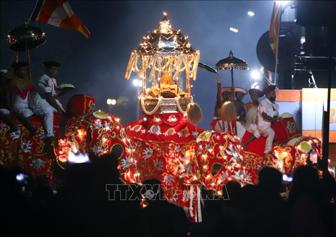 Lễ hội Esala Perahera (lễ hội rước xá lợi răng Phật) là một trong những lễ hội Phật giáo truyền thống lớn nhất ở Sri Lanka, với lịch sử hơn 1000 năm. Lễ hội được tổ chức vào tháng 7 - 8 hàng năm ở Kandy, cách thủ đô Colombo khoảng 130 km, thu hút người dân và du khách tham gia. Ảnh: THX/TTXVN
